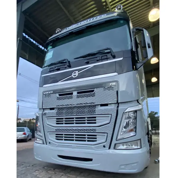 Capa de Para-choque Envolvente para Caminhão Volvo 2015 á 2022 Faroletes Abertos