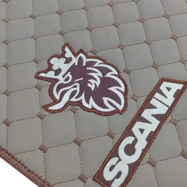 Sobre Tapete Luxo em Couro Courvin Mosaico para Caminhão