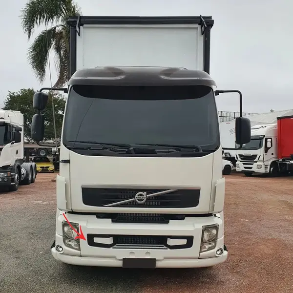 Tampa com Acabamento Para-Choque Para Caminhão Volvo VM 2010 á 2014 Lado Direito